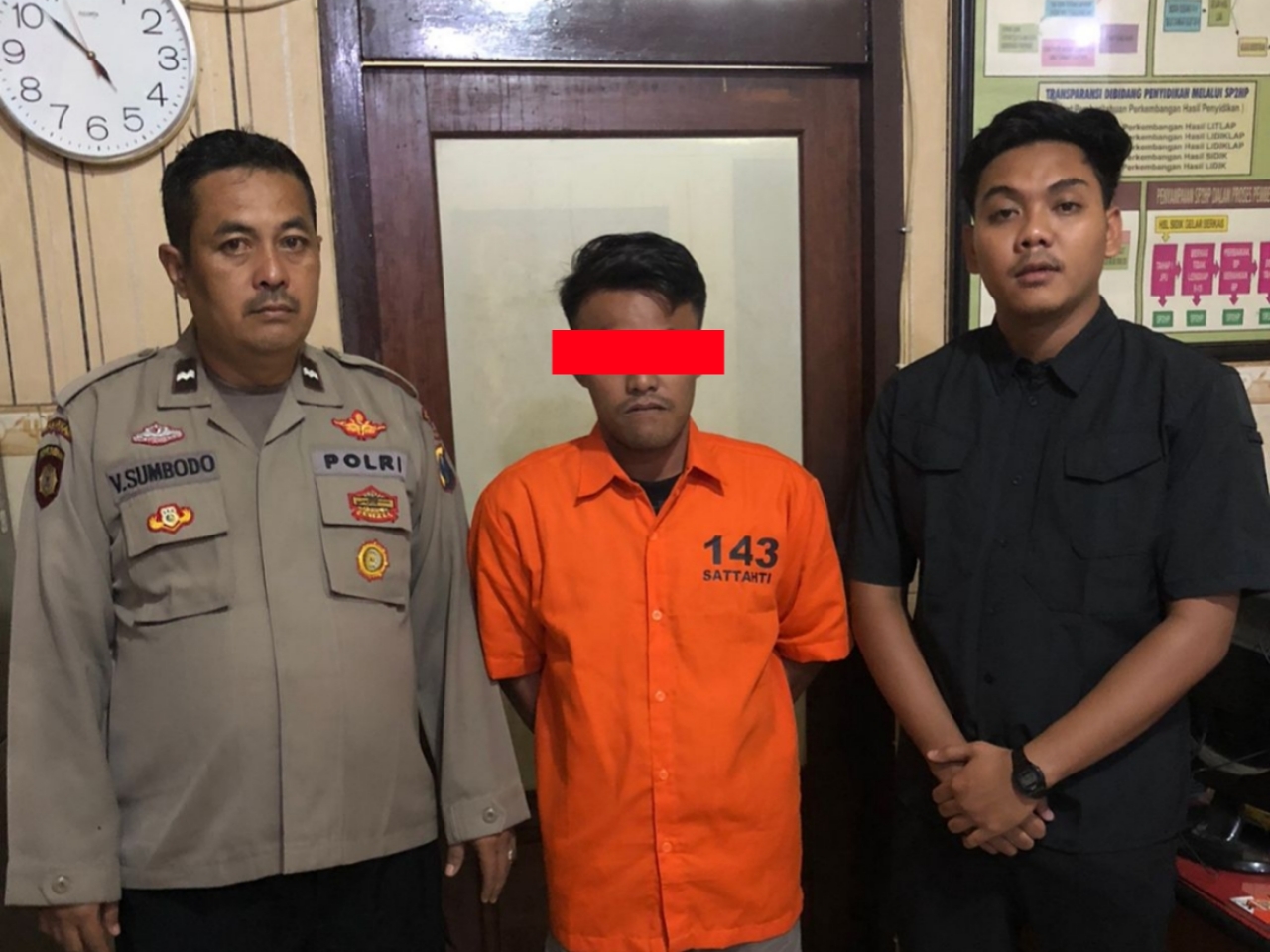 Dua petugas Polsek Semampir mengapit tersangka pencurian di Kawasan Wisata Religi Sunan Ampel Surabaya.
