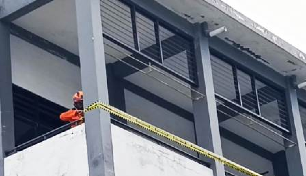 Plafon Ambruk di Kelas SMP Negeri 60 Surabaya