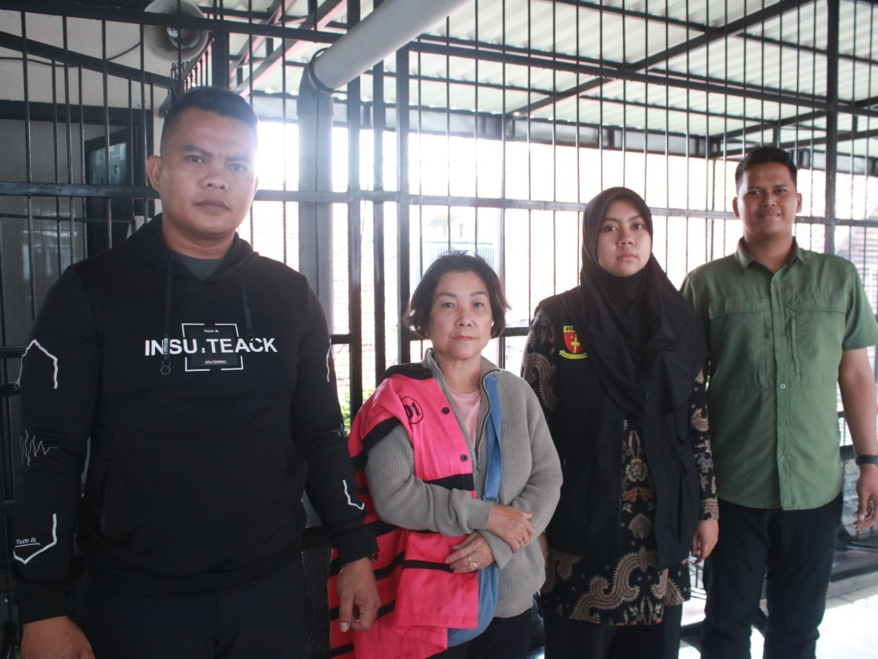 Mila Indriani Notowibowo saat diamankan petugas Kejaksaan Negeri Surabaya.