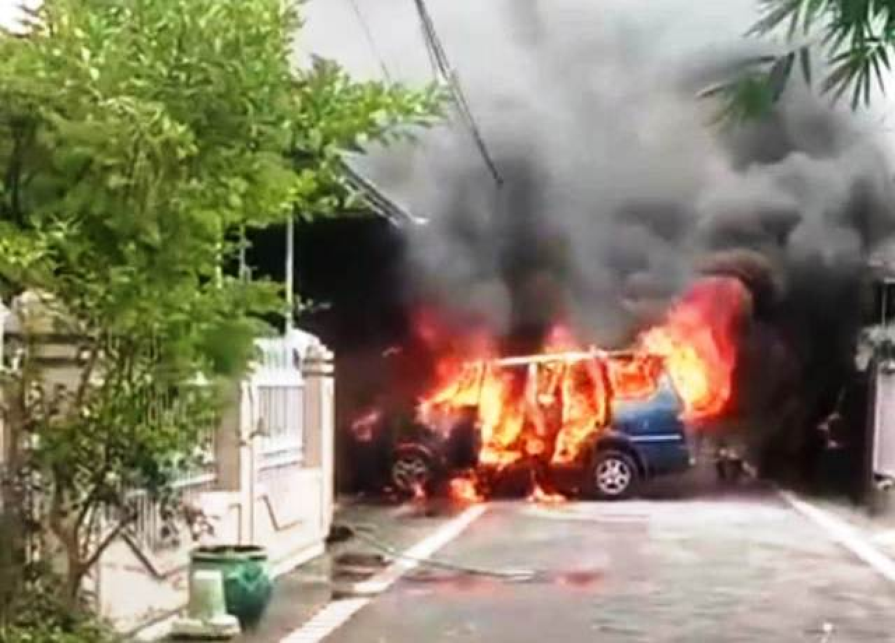 Mobil Kijang L-1699-AEN Terbakar.