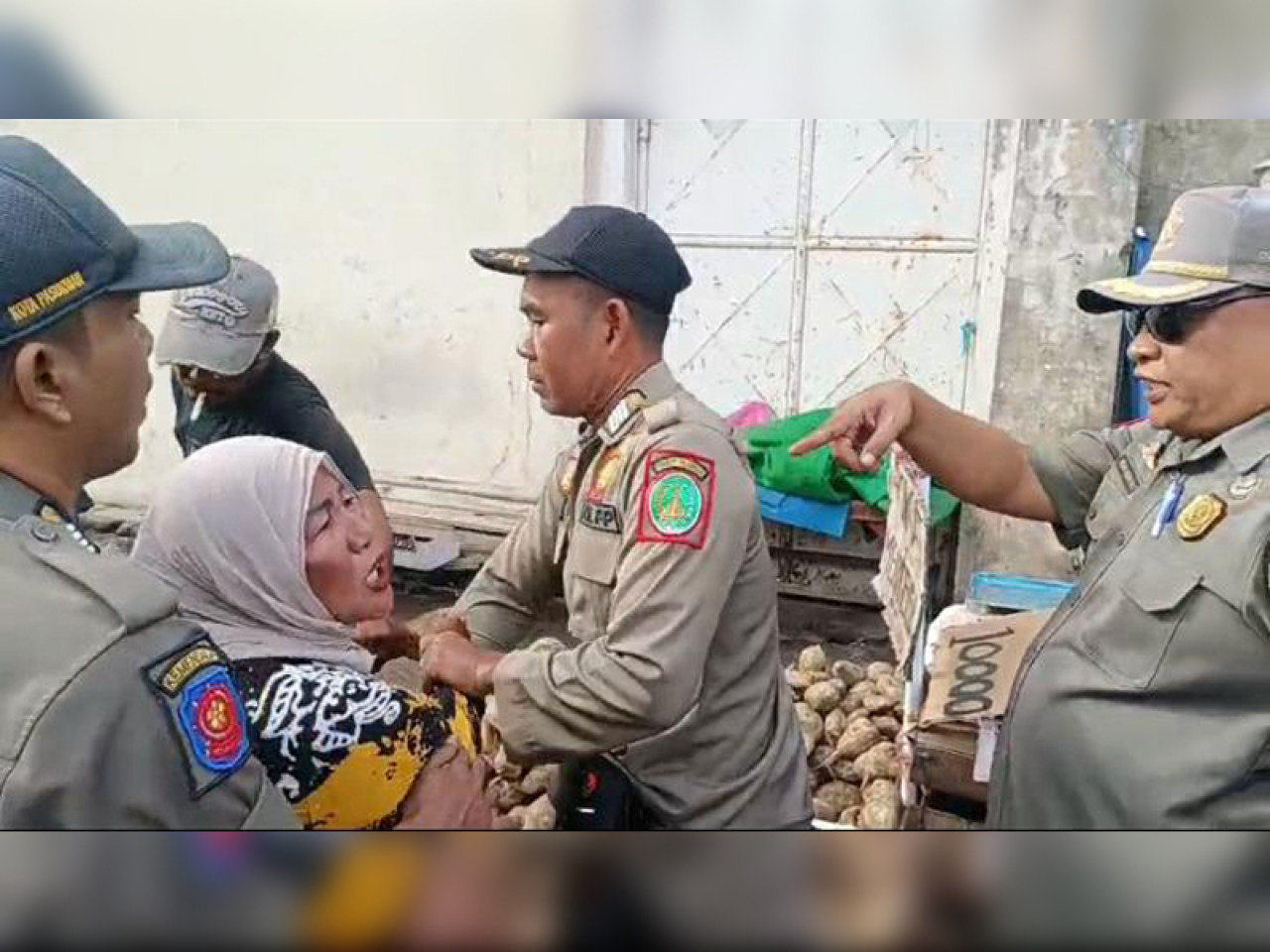 Satpol PP Tertibkan Pedagang Stasiun Pasuruan