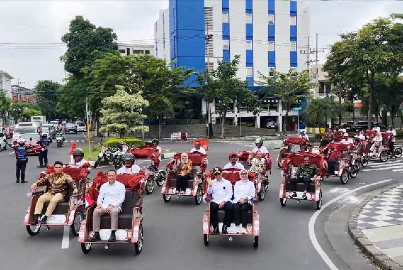 Uji coba becak listrik Presiden Prabowo Subianto.
