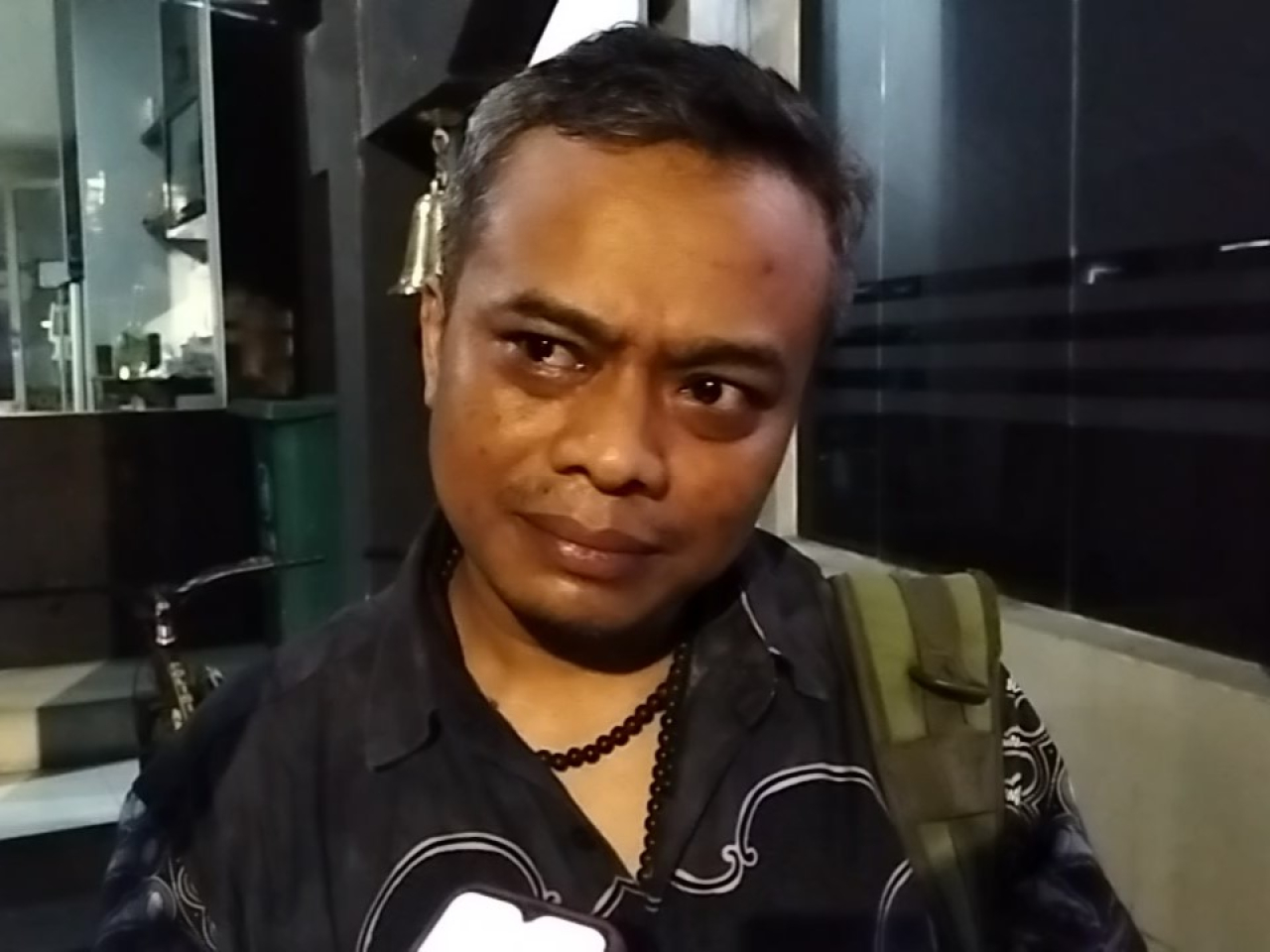 Rohmat Yulianta pendamping ahli waris rumah 153 usai mendampingi pemeriksaan terhadap Madas di Polrestabes Surabaya, Jumat, (16/01/2026).