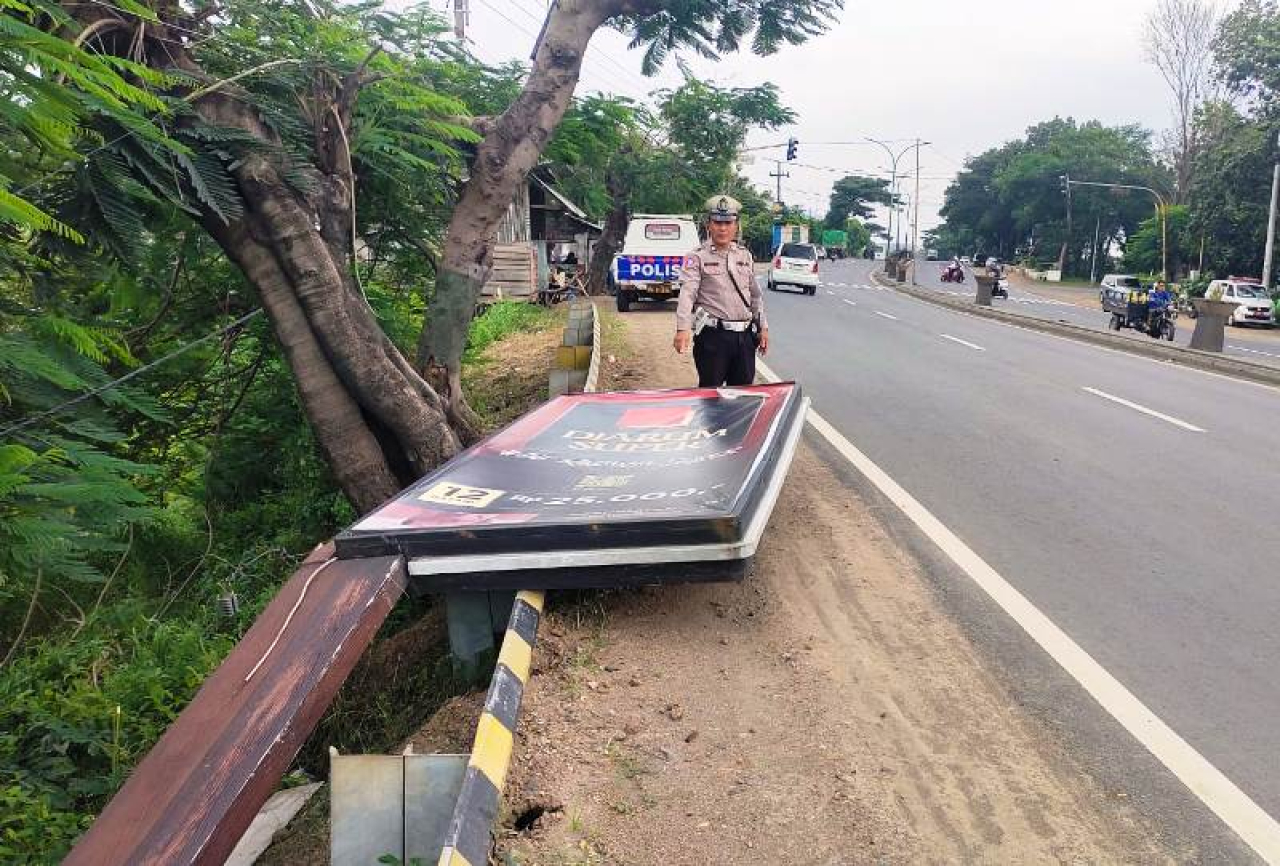 Saling Lempar Tanggung Jawab Soal Reklame Rokok Roboh di Depan RSUD Bangil Pasuruan