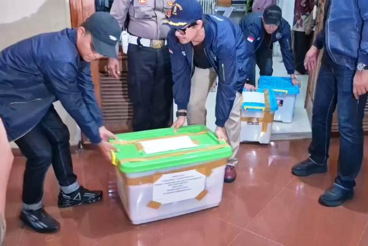 Polisi membawa Barang bukti