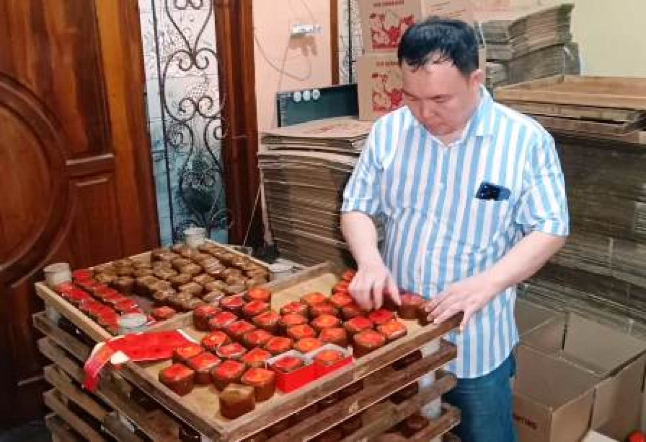 Jelang Imlek, Usaha Kue Keranjang di Surabaya Kebanjiran Pesanan