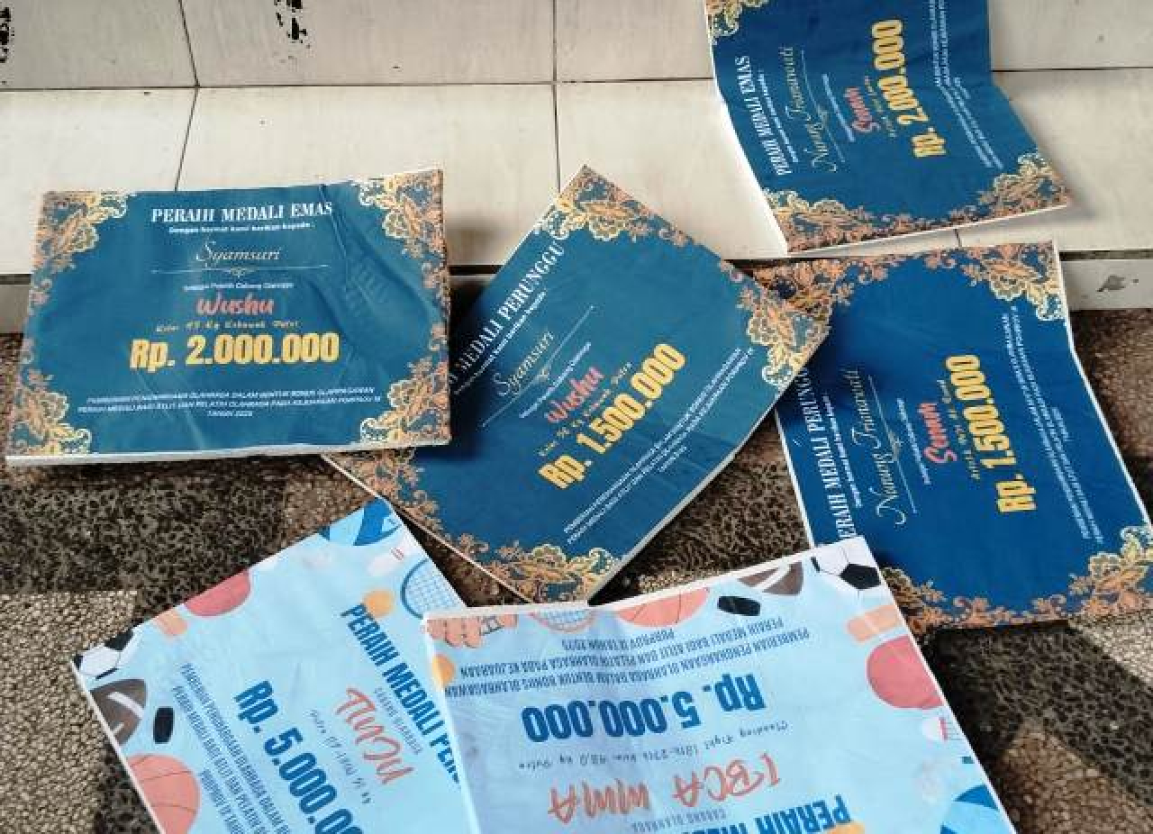 Piagam medali milik atlit Pasuruan.