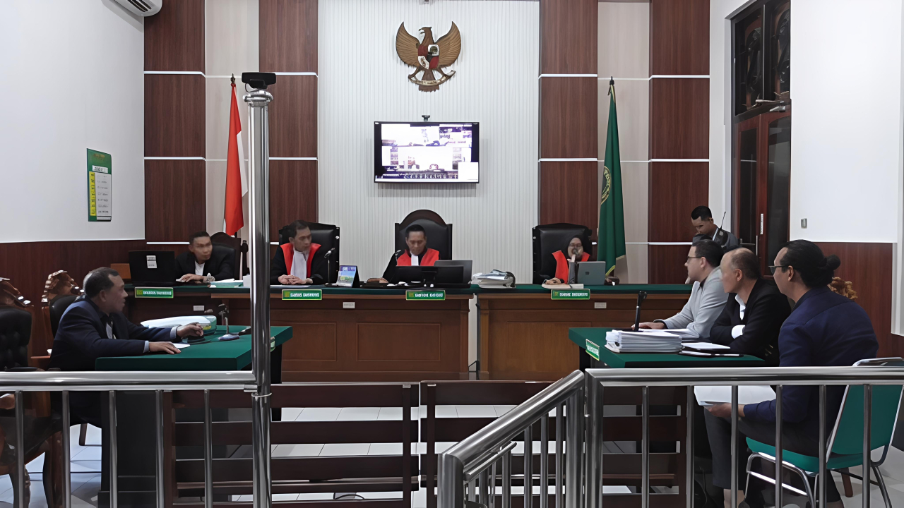 Suasana persidangan berlangsung di PN Surabaya, kuasa hukum saling menanggapi keterangan saksi ahli terkait sengketa status hukum kios pedagang JMP 2, Selasa, (03/02/2026).
