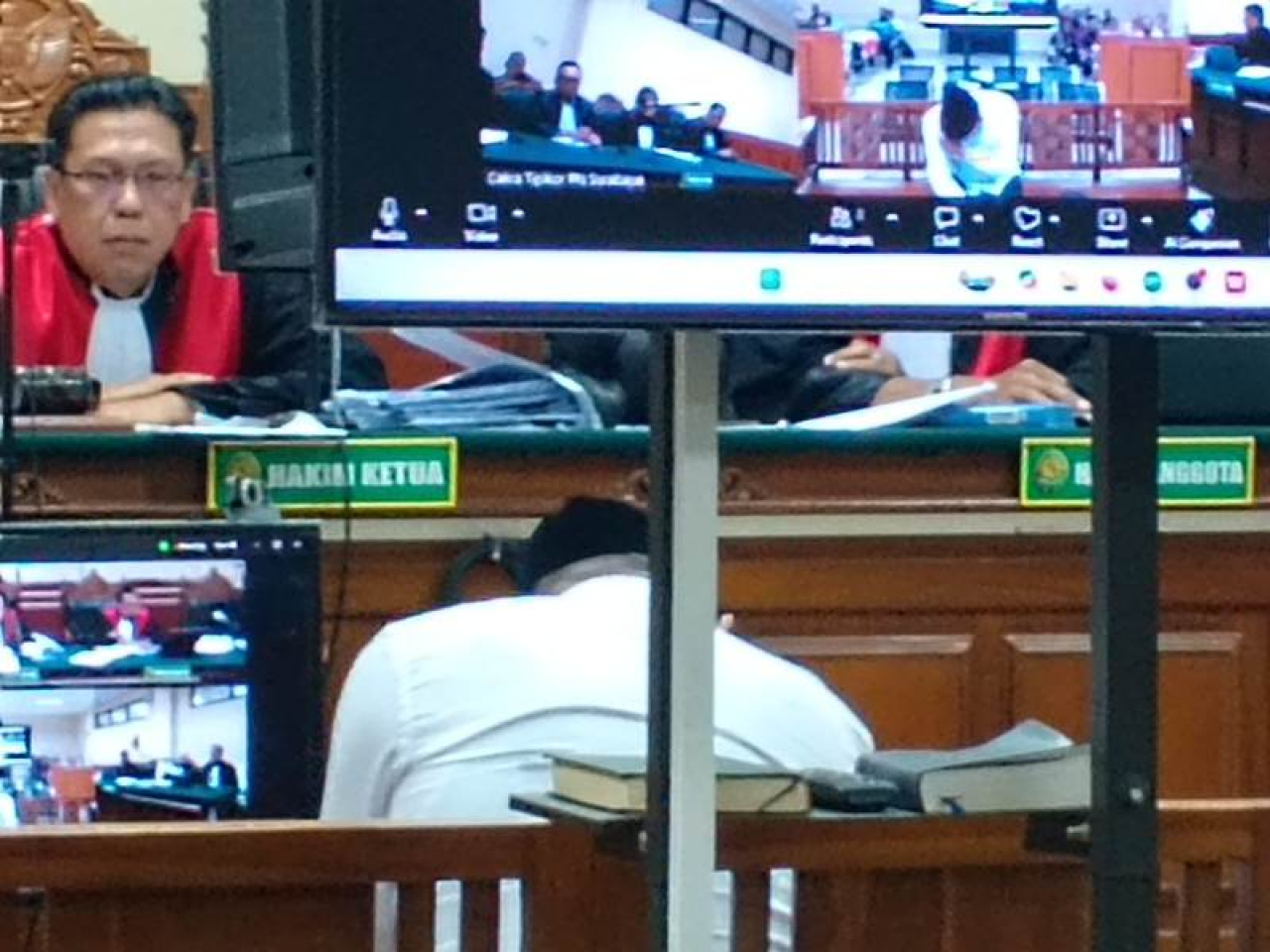 Terdakwa Sucipto di Pengadilan Tipikor Surabaya.