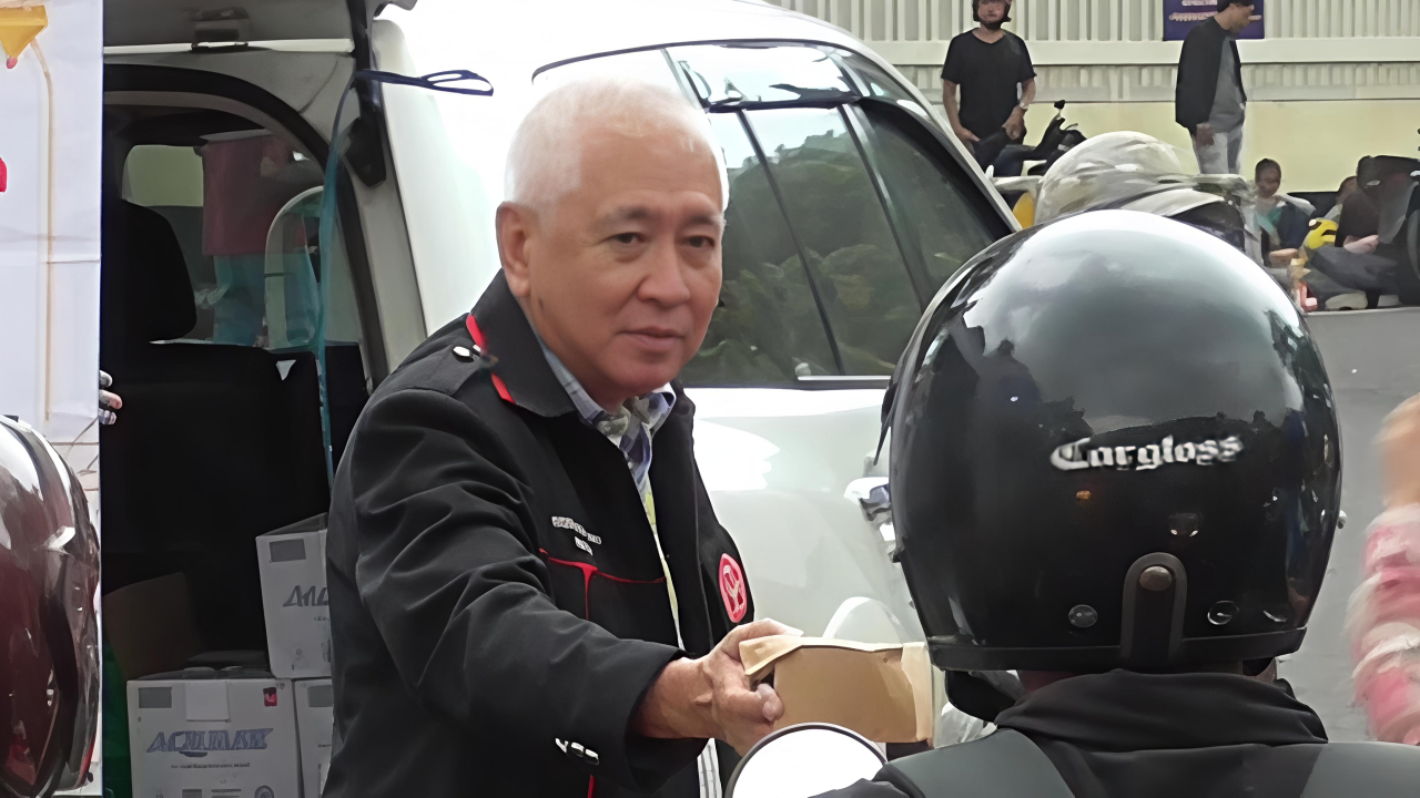 PERADIN Jatim Berbagi Takjil, Ajak Masyarakat Taat Aturan Hukum