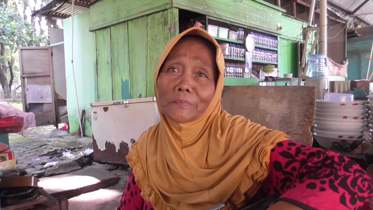 Bu Panut, pedagang di dalam kawasan wisata Kenpark Surabaya.