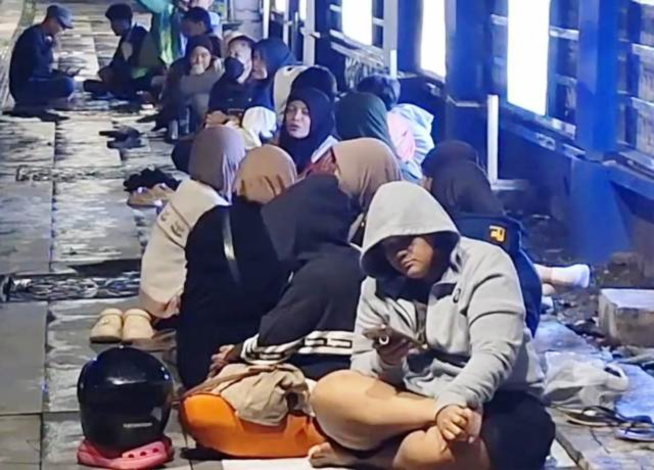 Warga Antri di Depan Kantor Dishub Jatim Demi Tiket Mudik Gratis.