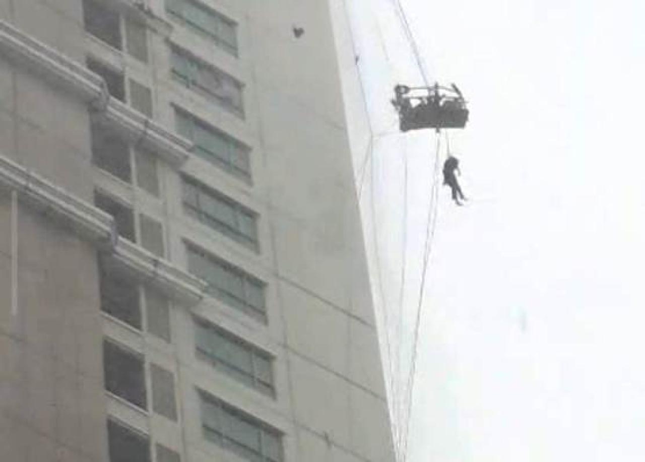 Gondola Jatuh dari Atas Apartemen di Surabaya