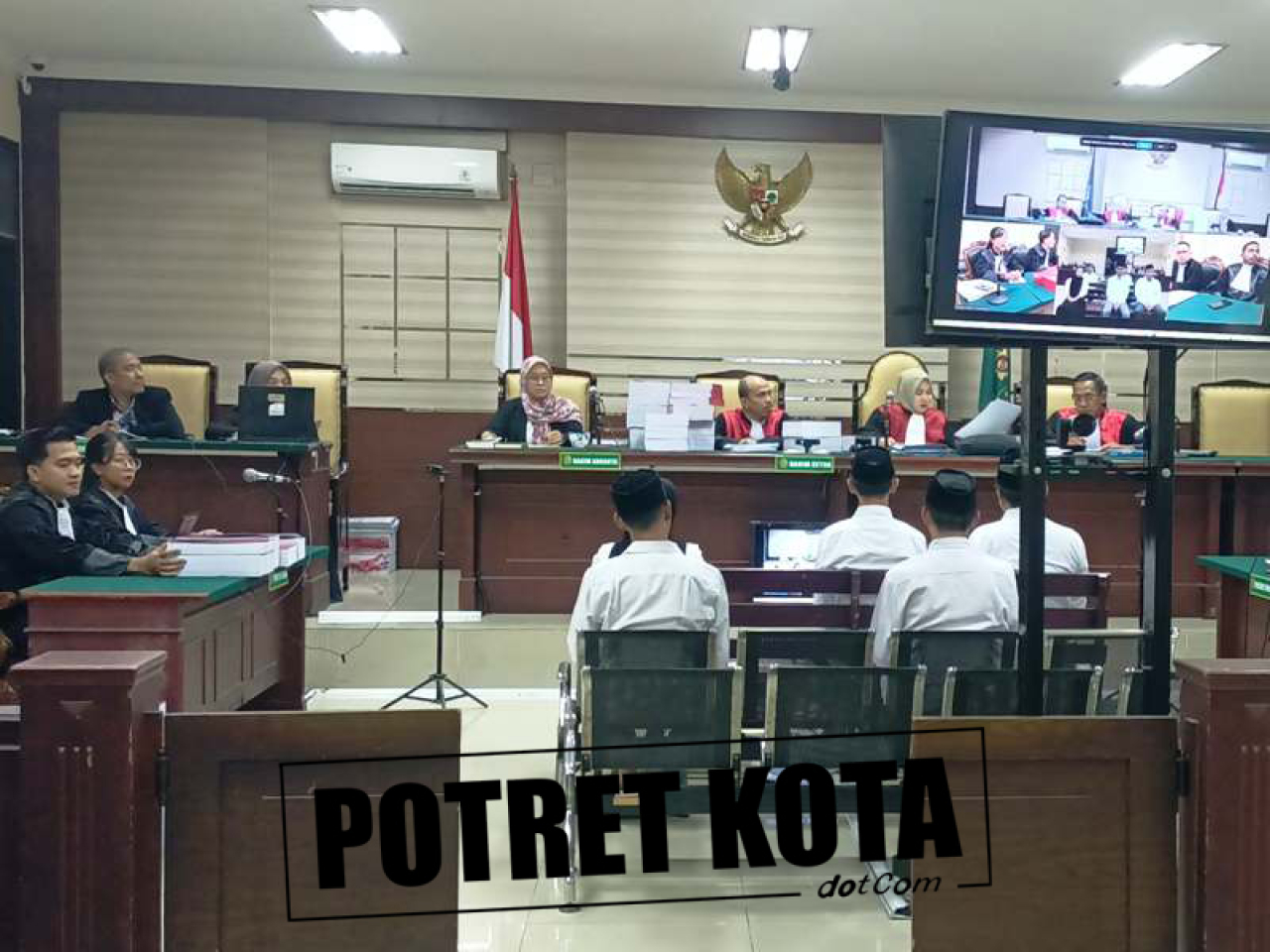 Dedy Dwi Setiawan, Yuanita Qomariah, Ansori, Rudy Adrianus Ririhena dan Sugeng Raharjo, di Pengadilan Tipikor Surabaya.