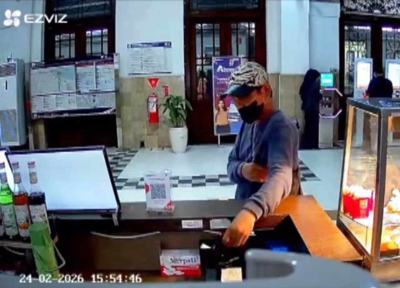 Maling Ponsel di Stasiun Gubeng Lama. 