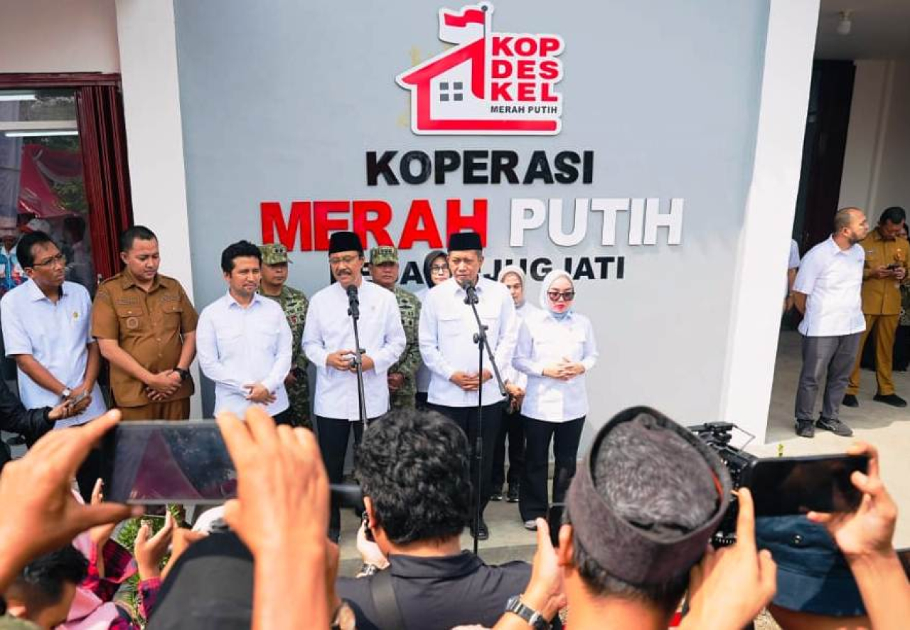 Saifullah Yusuf bersama Menteri Koperasi Ferry Juliantono dan Wakil Menteri Koperasi Farida Farichah juga Emil Elestianto Dardak.