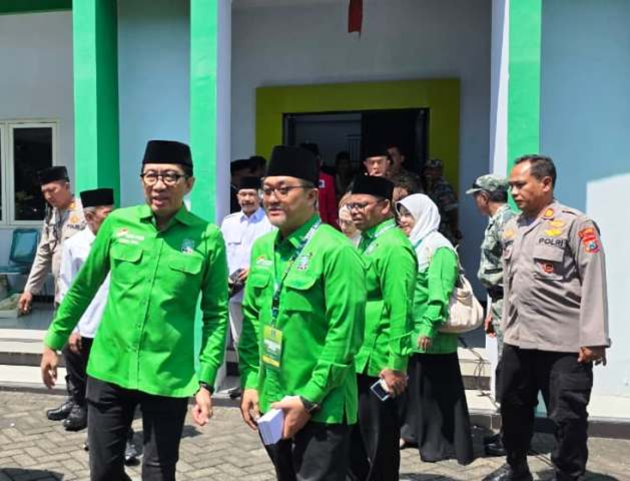 (depan kiri) Wakil Menteri Perindustrian Faisol Reza