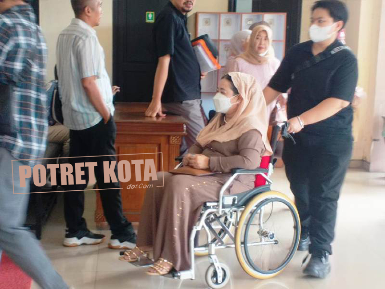 Sri Setyo Pertiwi memakai kursi roda