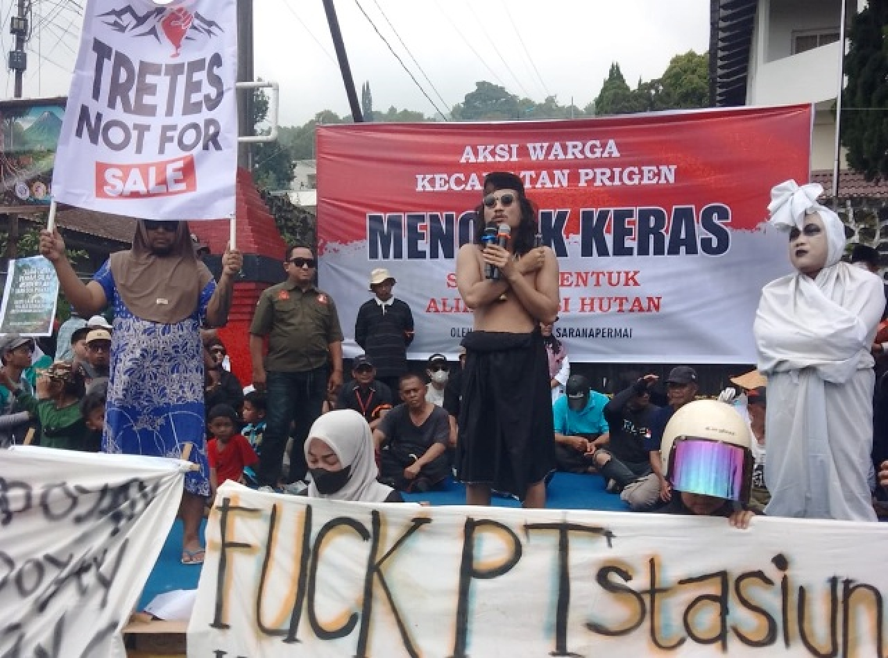 Aksi unjuk rasa tolak Ahli Fungsi Hutan Tretes, Minggu (29/3/2026).