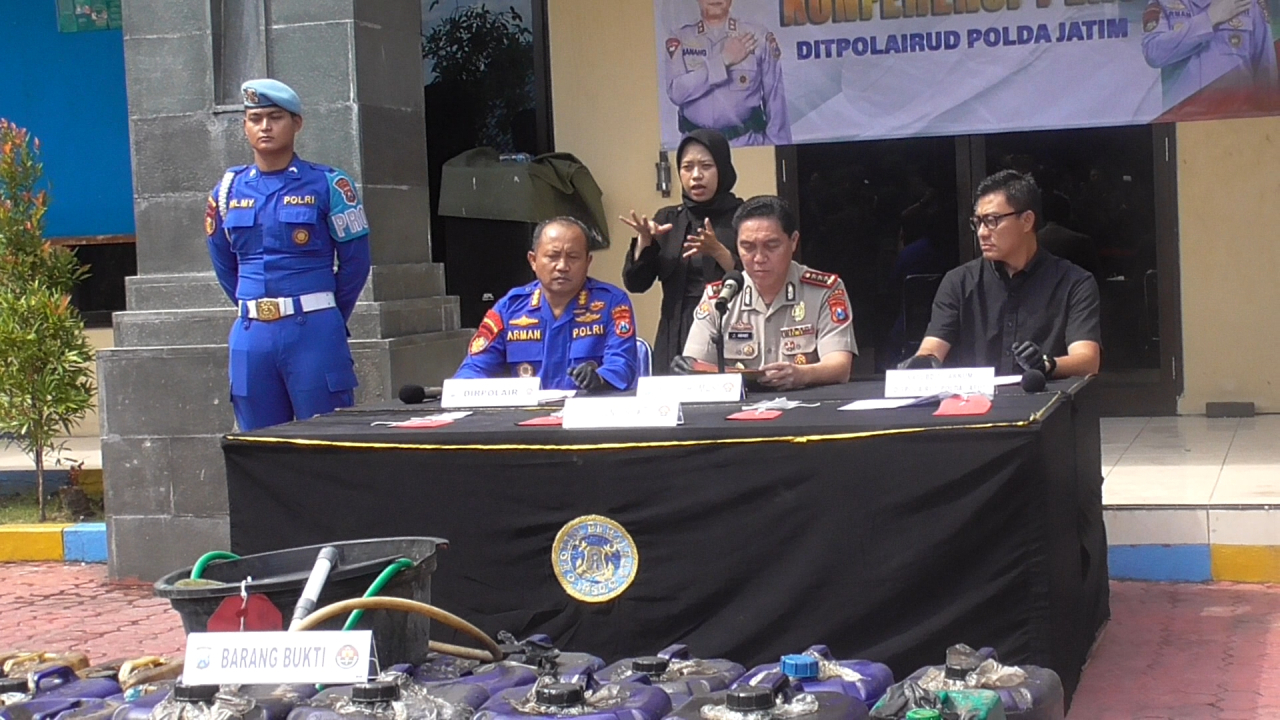 Dit Polairud bersama Bid Humas Polda Jatim merilis hasil ungkap kasus penyelundupan BBM bersubsidi dari Jawa Tengah ke Kalimantan Tengah, Kamis, (23/04/2026).