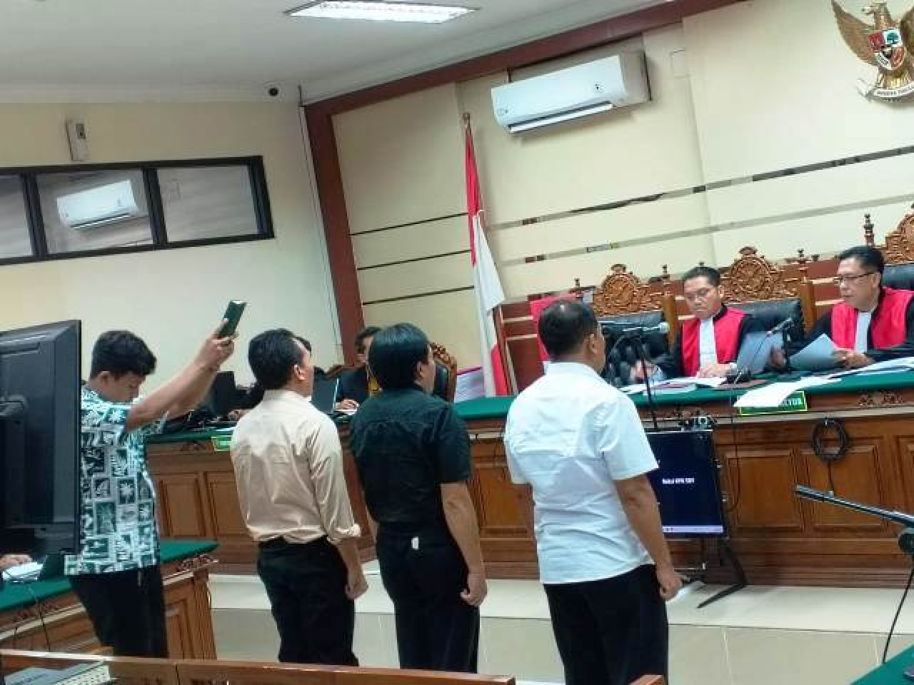 Suko Widodo, Heri Sutrisno, Arief Kurniawan saat disumpah Hakim Pengadilan Tipikor Surabaya.