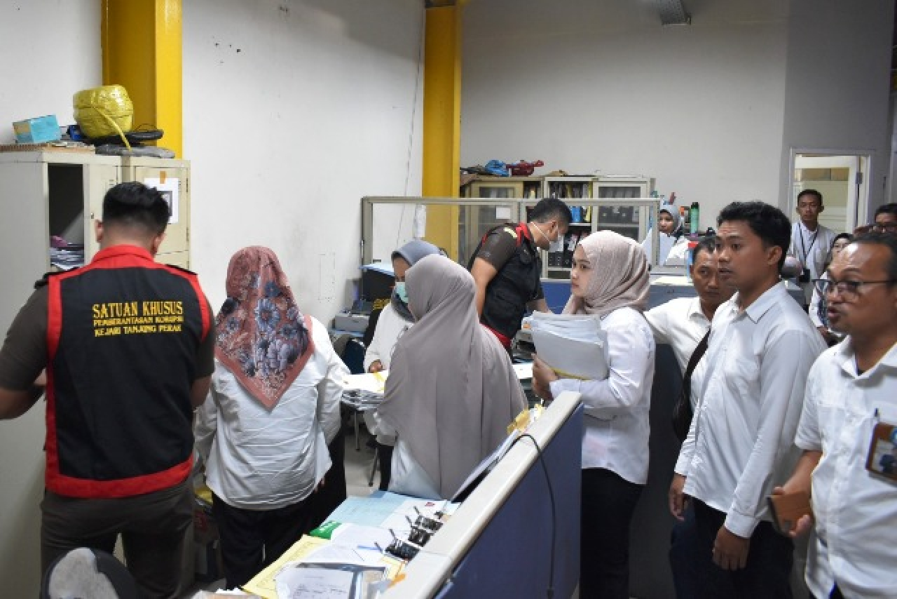 Kejari Tanjung Perak Sita Ratusan Dokumen PD Pasar Surya