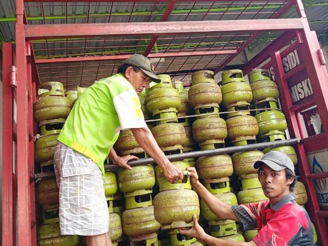 LPG 3 kilogram bersubsidi di salah satu agen di Kota Pasuruan