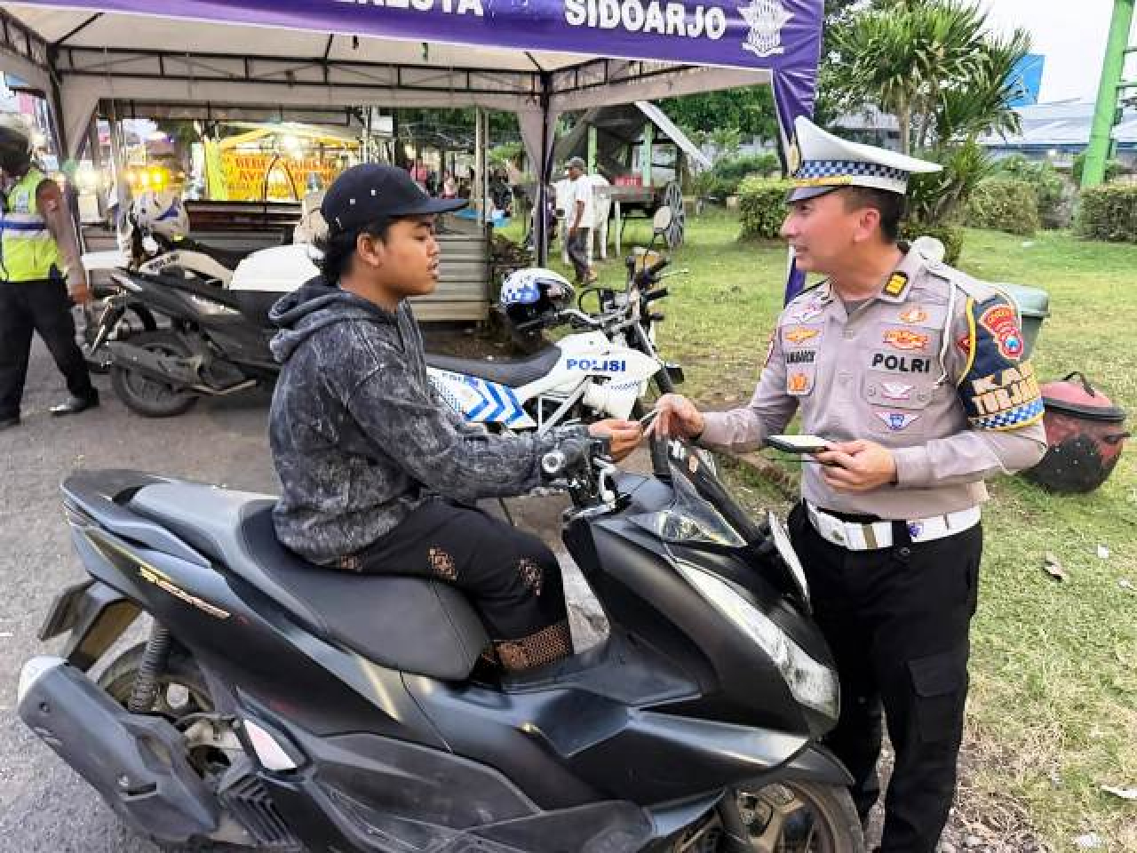 Pelanggar Electronic Traffic Law Enforcement (ETLE) Handheld.