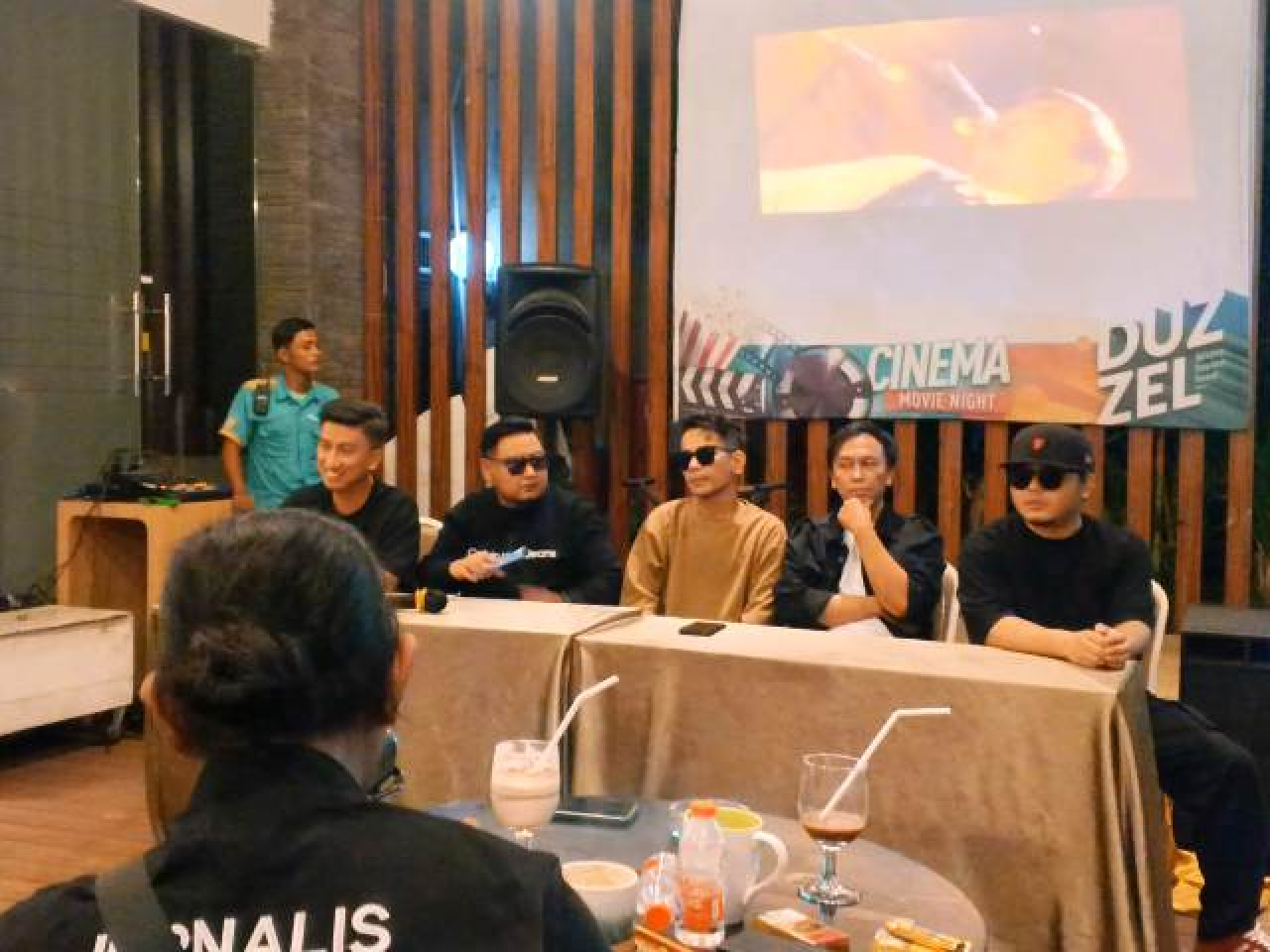 Aris Idol saat jumpa pers single "Palsu"