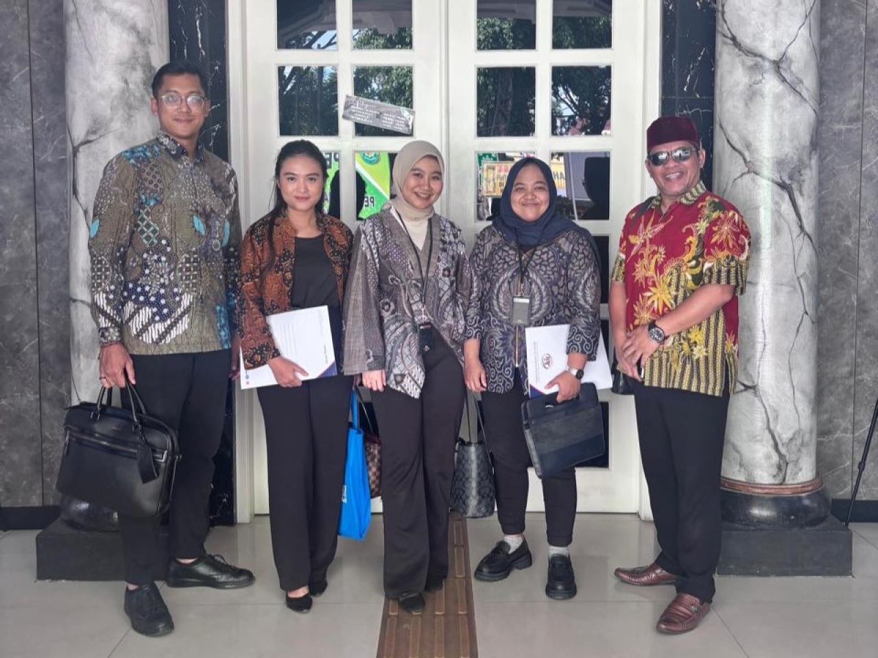 Bedi Setiawan Al Fahmi bersama tim kuasa hukum ahli waris korban kecelakaan pesawat Lion Air JT 610 tahun 2018 di PN Surabaya.