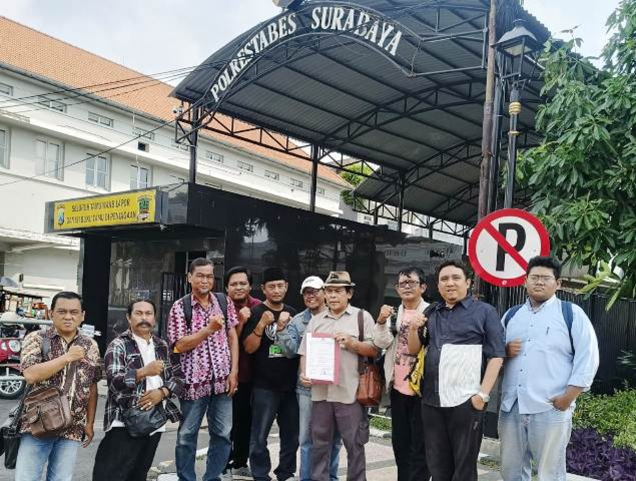 Chrisman Hadi didampingi seniman di Polrestabes Surabaya