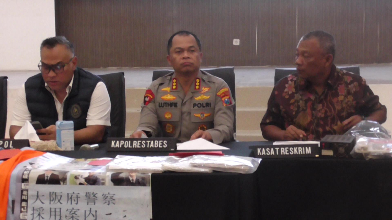 Kapolrestabes Surabaya, Luthfi Sulistiawan (tengah), Kabag Jatranin Divhub Interpol Polri Ricky Purnama (kiri), dan Kasat Reskrim Polrestabes Surabaya AKBP Dr. Edy Herwiyanto (kanan).