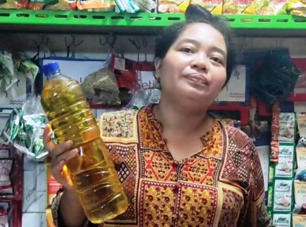 Pedagang pasar saat menunjukkan minyak goreng tanpa merek.