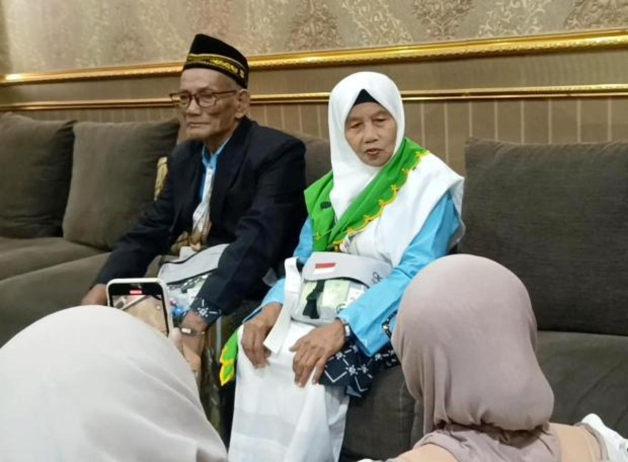 Pasangan Nur Hasan dan Dawamah di Embarkasi Surabaya
