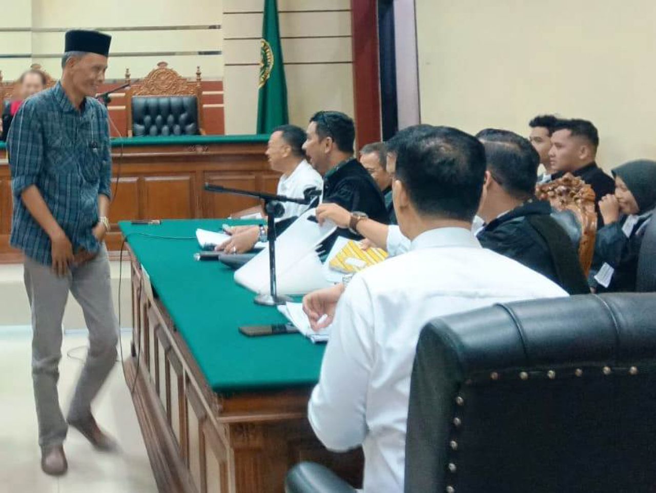 (berdiri) Eko Agus Supriadi