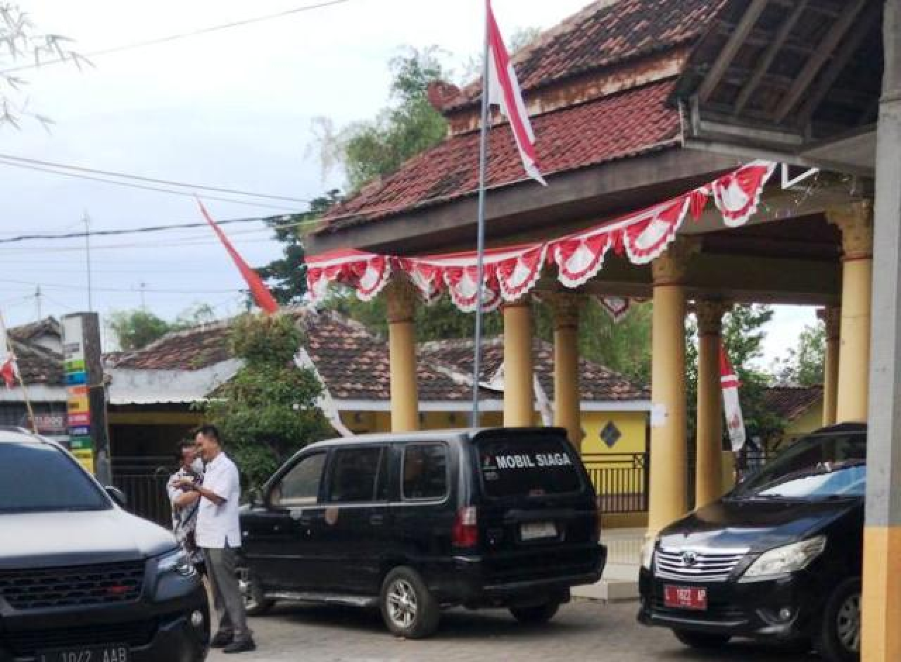 (tengah) mobil siaga Desa Semare Pasuruan.