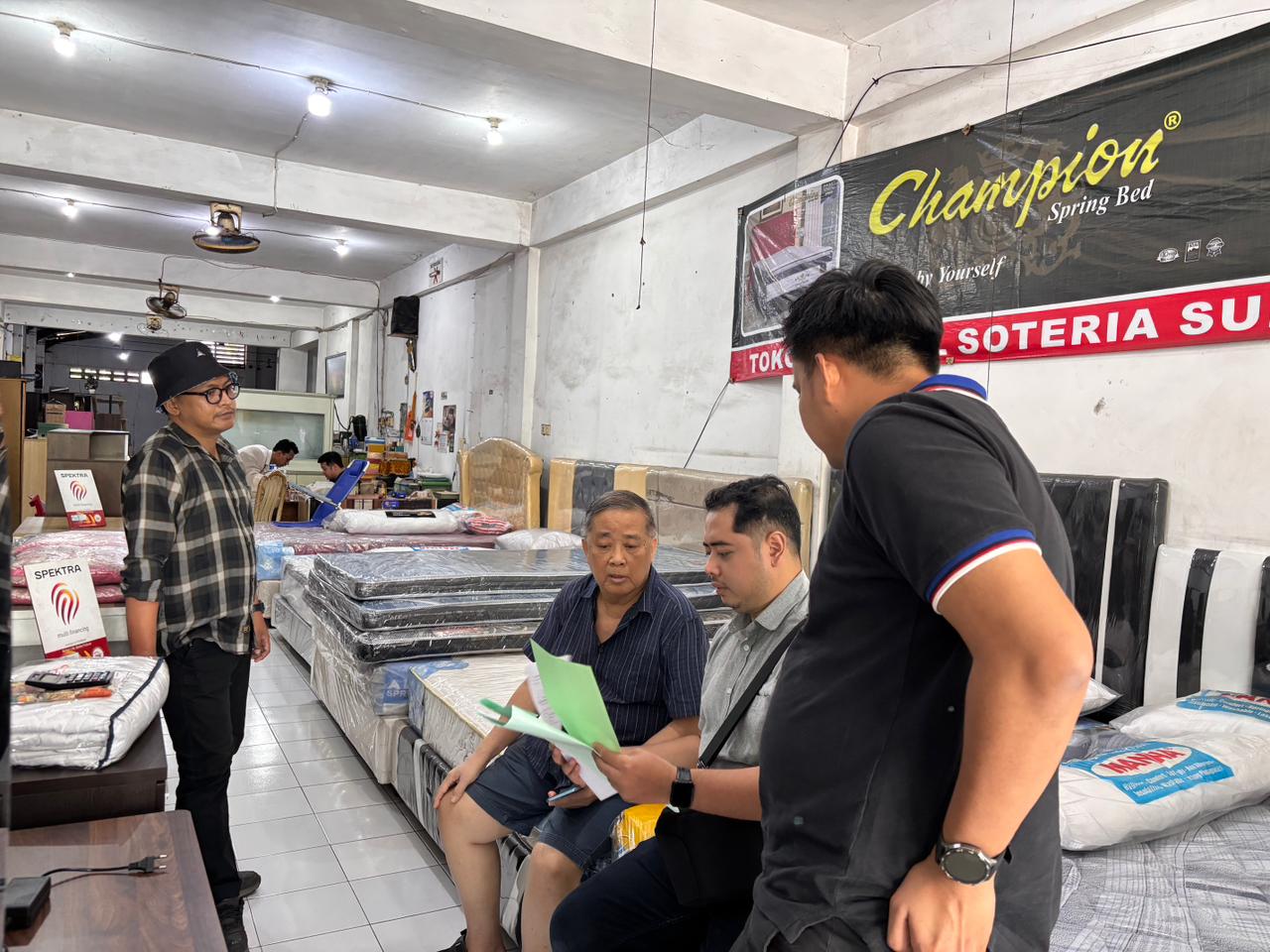 Proses Penangkapan terpidana kasus penipuan, Mintarja Anggono oleh Tim Tangkap Buron (Tabur) Kejaksaan Negeri Surabaya, Rabu, (06/05/2026).