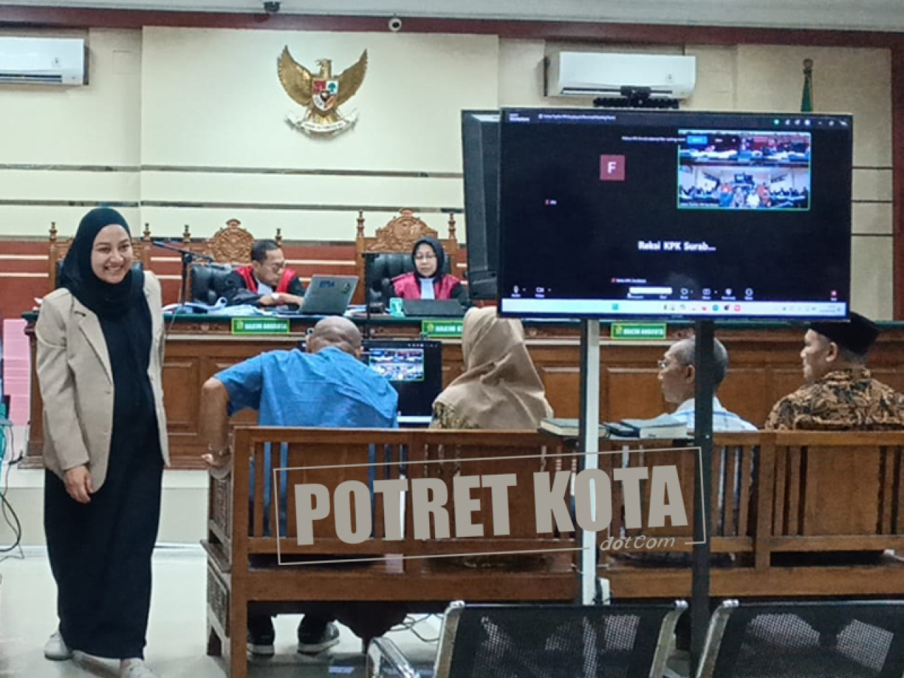 (berdiri) Dessy Prayudya Fabella.
