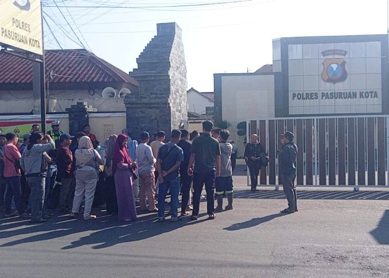 Warga Perumahan AB Jaya di Polres Pasuruan Kota