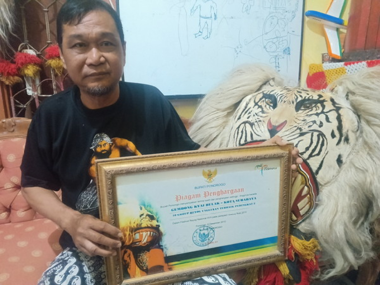 Tri Suryanto menunjukkan sertifikat juara 2 FNRP XVII