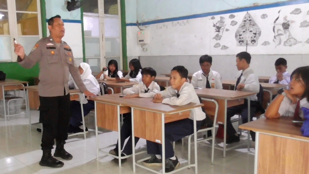 AIPTU Rikza Firmansyah, Panit Binmas Polsek Gubeng saat mengajar di SMPN 5 Surabaya.