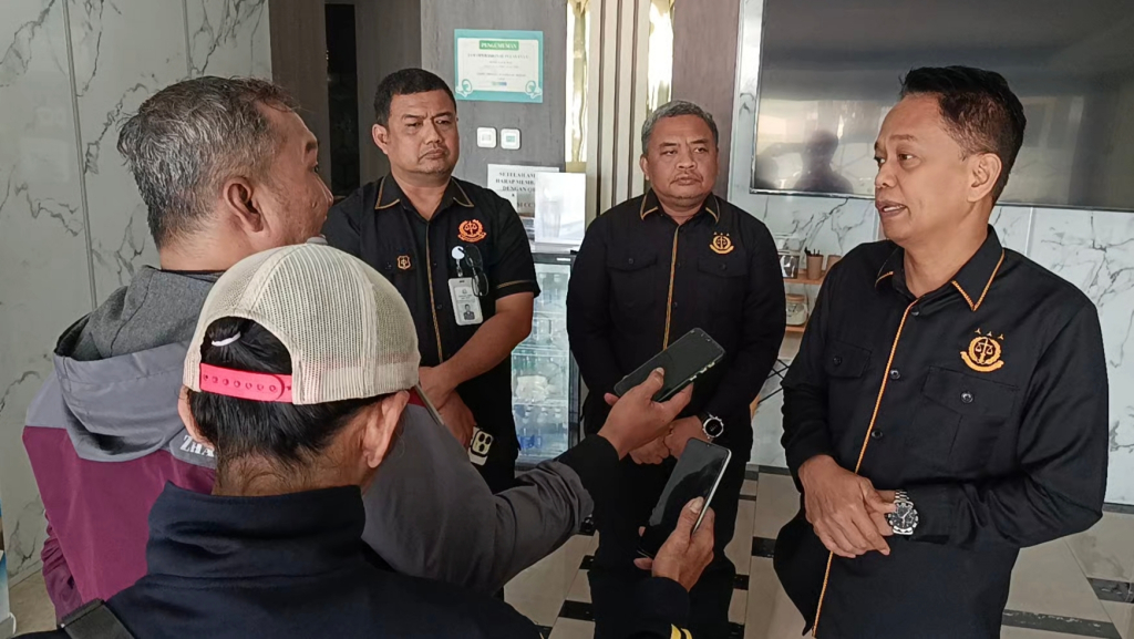 Asisten Pemulihan Aset Kejati Jawa Timur, Muhammad Irwan Datuiding saat memberikan keterangan pers, Jumat, (30/07/2026).