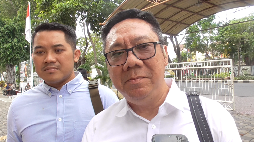 Gunadi Handoko, pengacara korban saat menghadiri sidang perkara kekerasan seksual Teguh Waluyo di PN Surabaya, Kamis, (2307/2026).