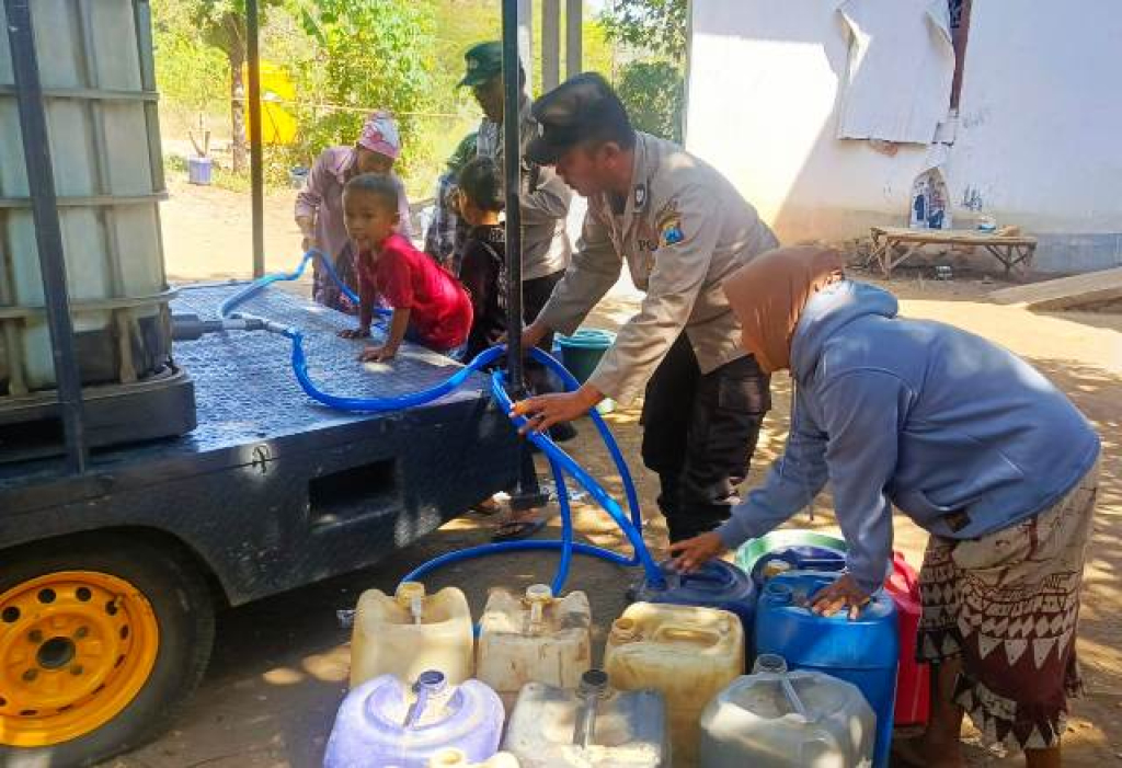 Polsek Winongan menyalurkan bantuan air bersih.