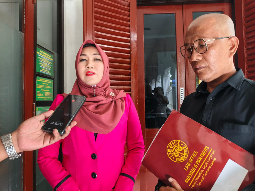 Anggota DPD RI, Lia Istifhama dan Kuasa Hukum tergugat I, Nurul Hidayat, usai sidang gugatan di PN Surabaya, Senin, (06/07/2026).