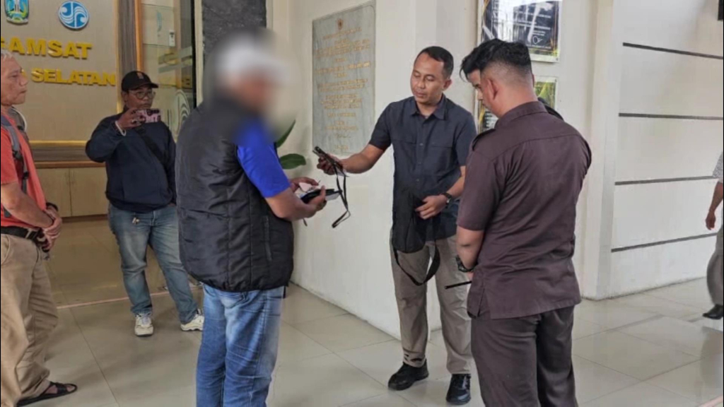 DIduga Mencuri Handphone Wajib Pajak, Oknum Wartawan Digeledah Petugas Samsat Ketintang