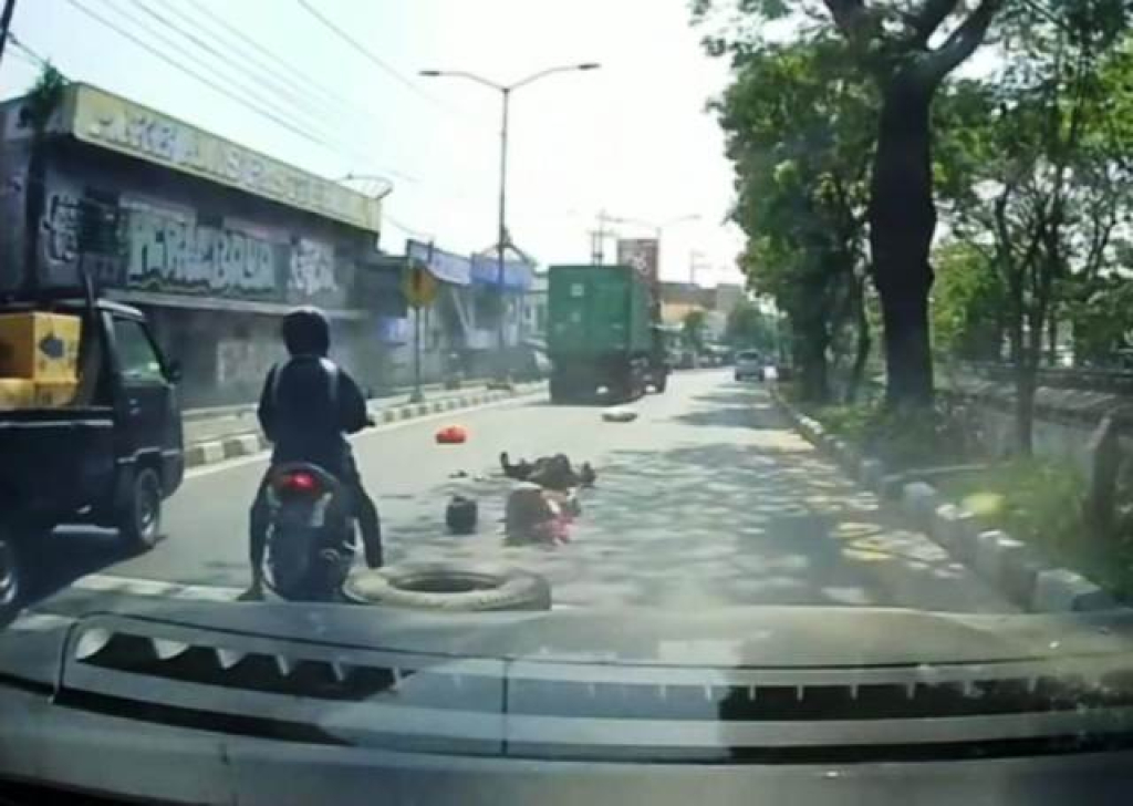 Ban Truk Tronton Meledak, Pengendara Lansia Jadi Korban