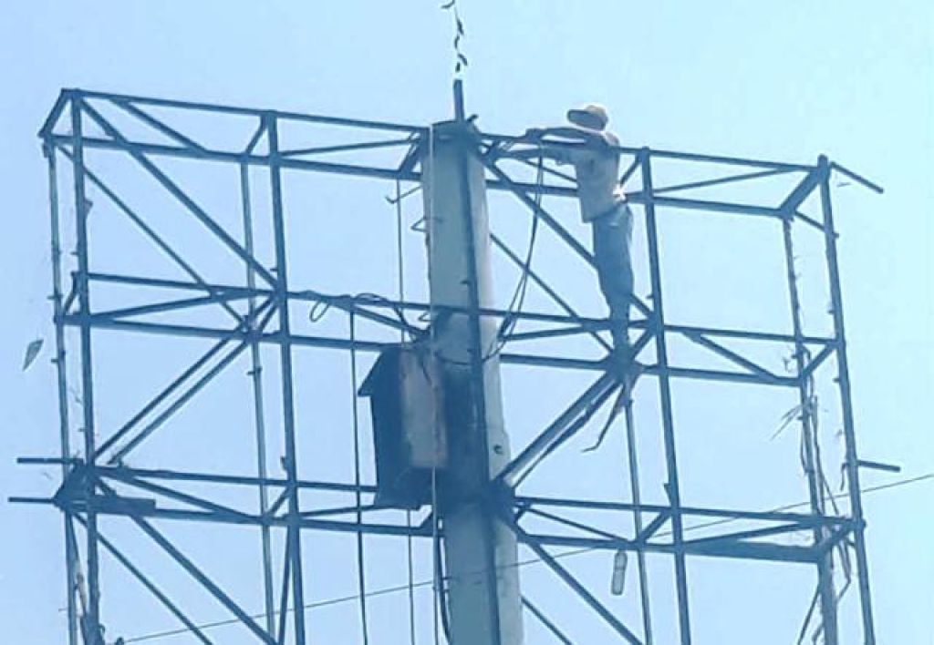 Papan Billboard di Simpang Empat BCA Lama Dipotong