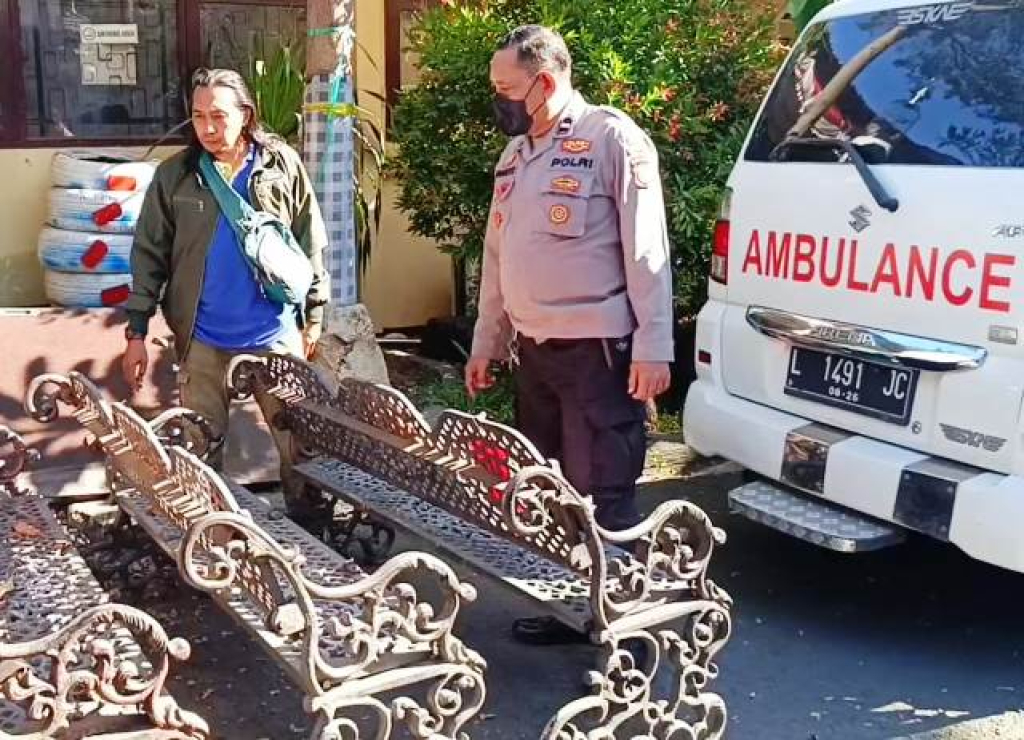 Pegawai Klinik Gunakan Ambulans untuk Curi Kursi Besi Milik Pemkot