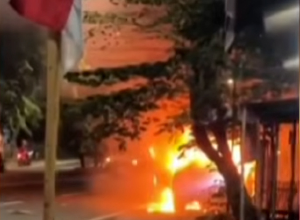 Insiden di Sukorejo, 1 Mobil Polisi Dibakar dan 2 Kendaraan Rusak